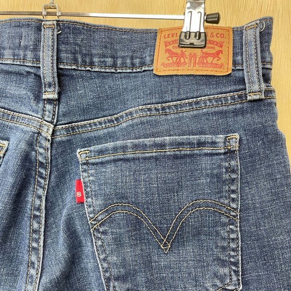 Levi Mid Length Short Womens Sz 28 / 6 Cuffed Hem Red Blank Tab Med Wash - Picture 6 of 12